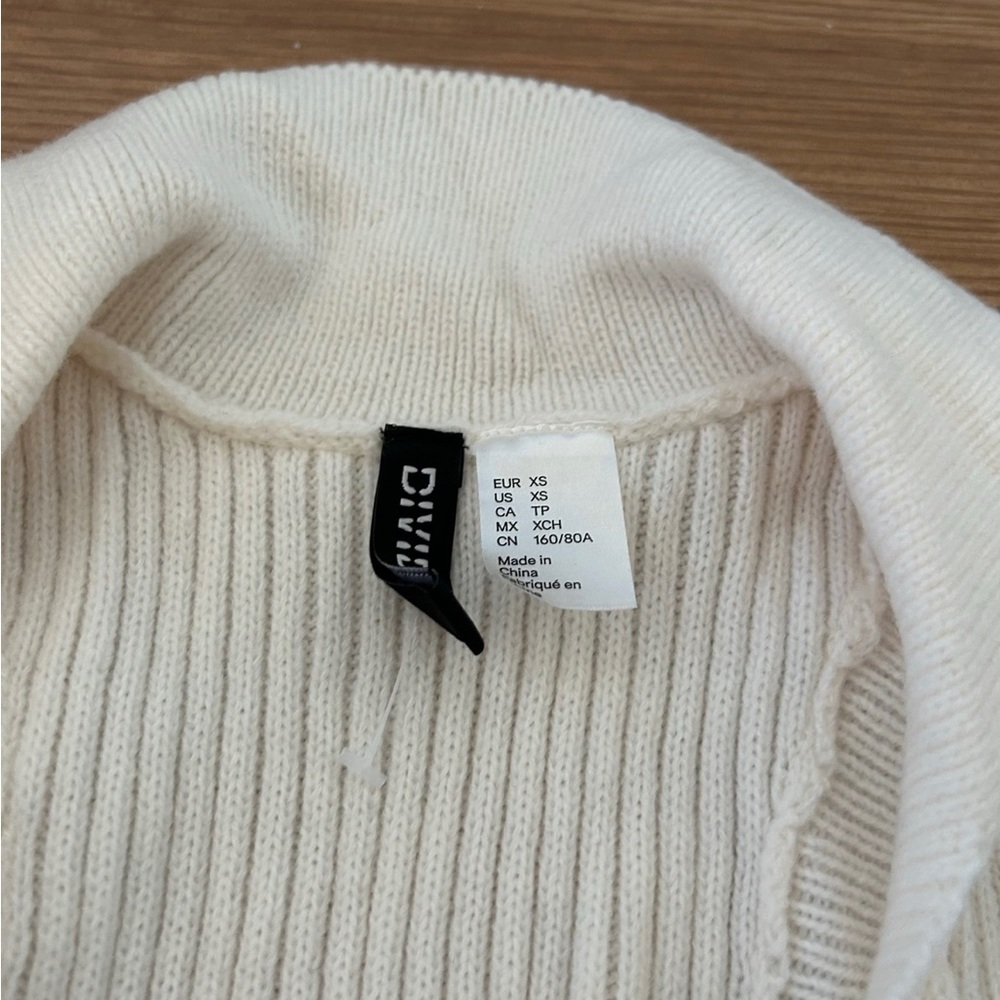 H&M Top - Picture 2 of 2